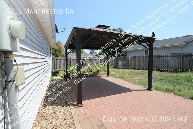1201 Manchester Dr — Photo 3