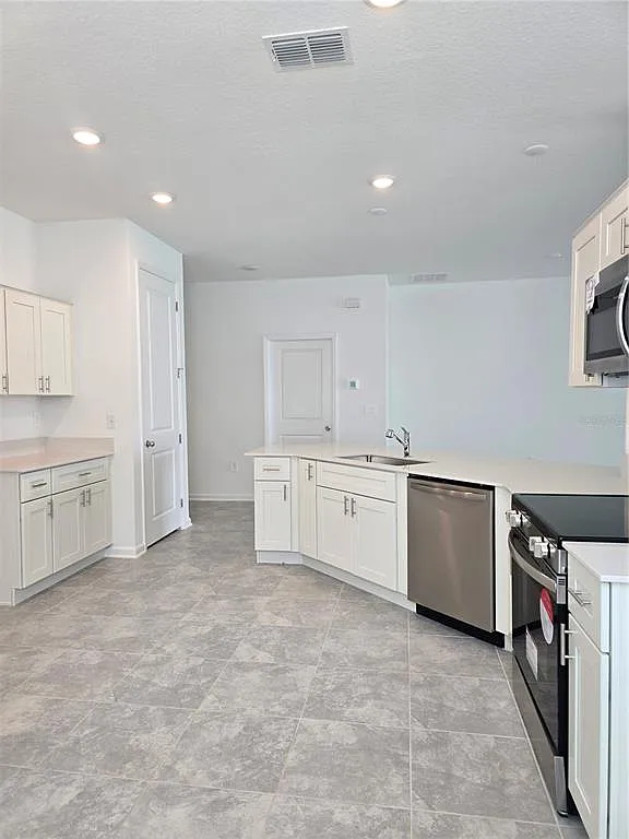 3 bed, 2.0 bath, 2150 sqft, $2,100 — Photo 3