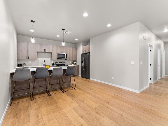 2nd image of 517 Oxford Ave