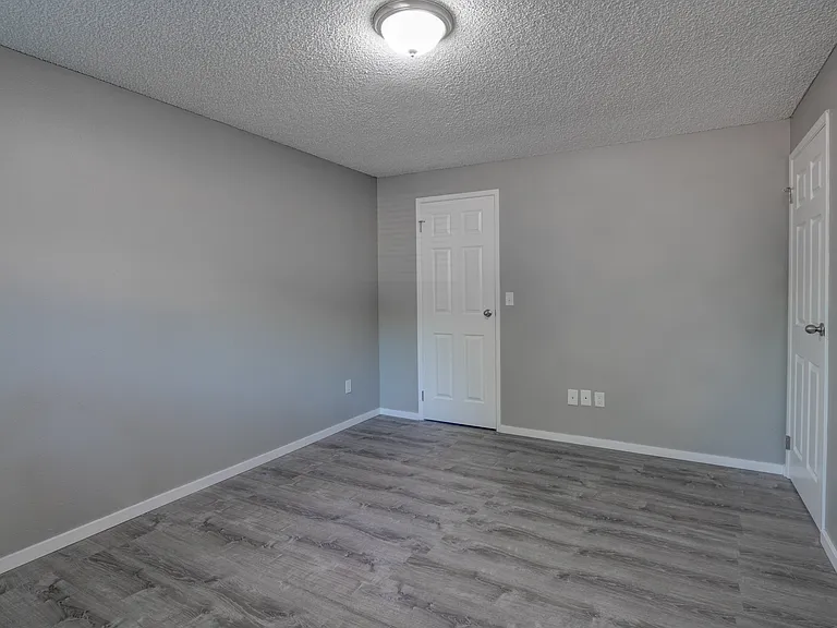 Macintosh Court Apartments — Photo 21