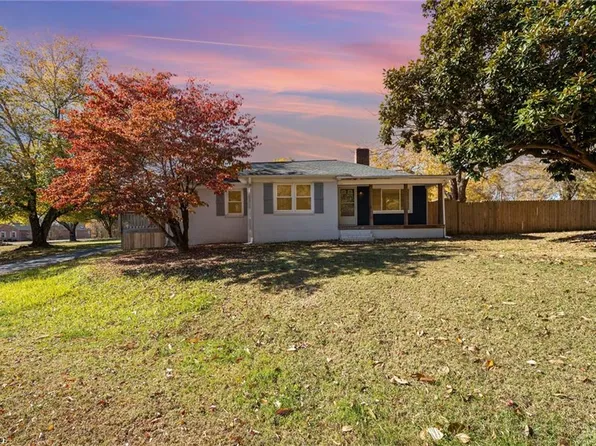 1346 Robbins Rd, Winston Salem, NC 27107
