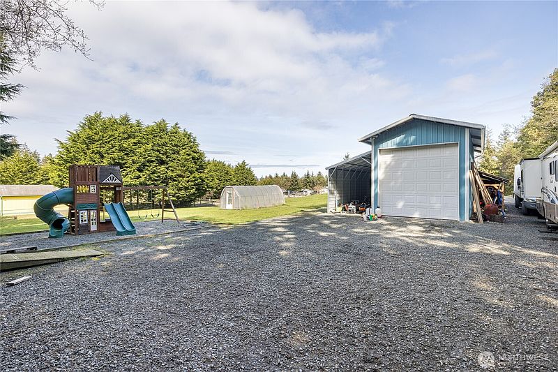 3rd image of 122 Derrick Road