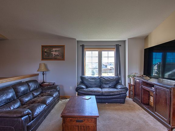 5th image of 705 Bluebird St