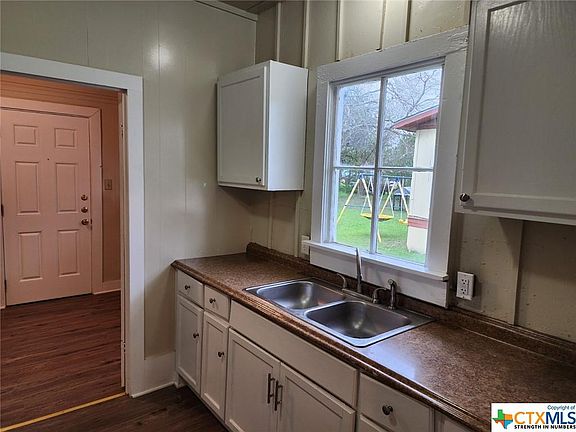 3rd image of 824 Cuero St