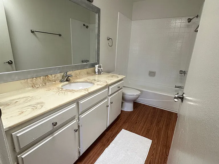 Encino Majestic — Photo 15