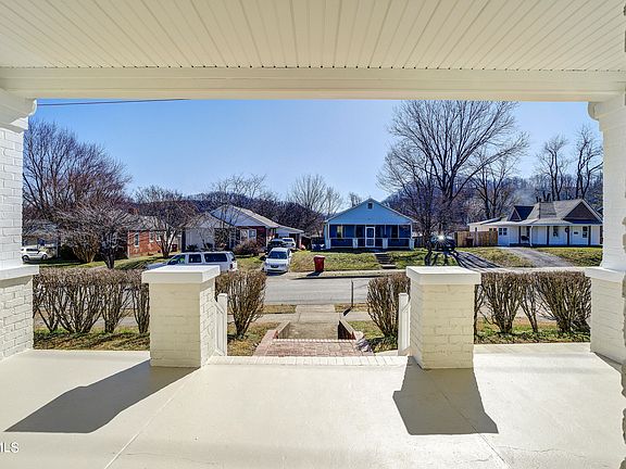 3rd image of 1207 E Myrtle Ave