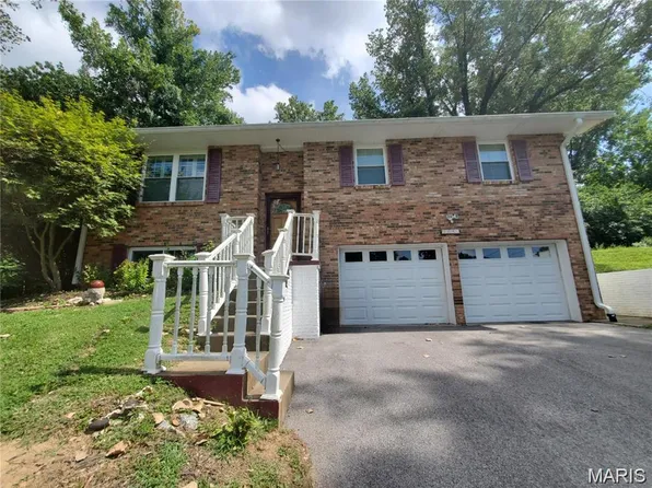 104 Pyramid Dr, Belleville, IL 62223