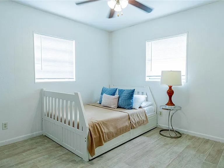 4833 Crow St — Photo 11