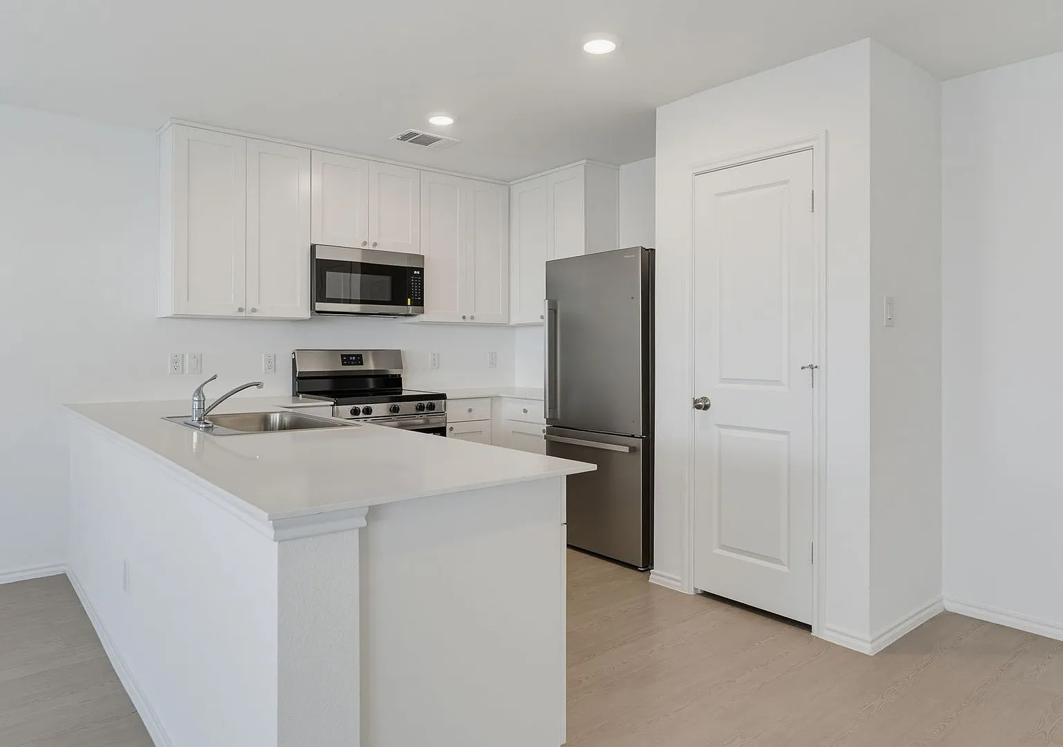 5 bedroom, 3 bath!! Within walking distance to schools! — Photo 3