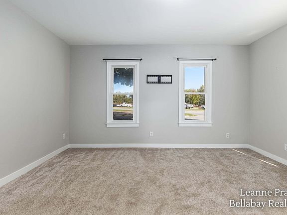 5th image of 612 E Green St