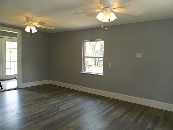 4th image of 402 Sprucewood Ln