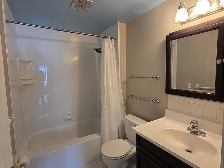 55 Greenwich Dr #4 — Photo 8