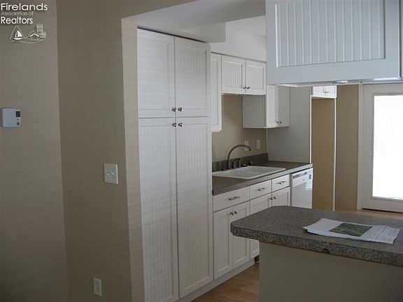 4th image of 43 Oakwood Ave