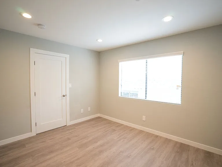3426 W 1st St — Photo 7