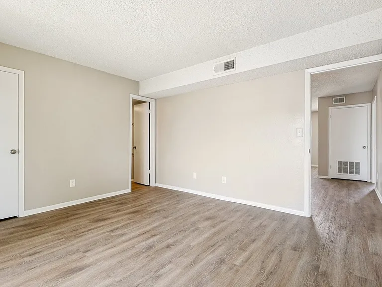 12th & Beach Apartments — Photo 45