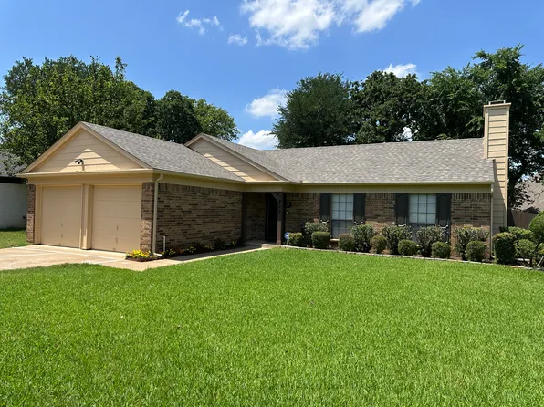 405 Thorn Wood Dr, Euless, TX 76039