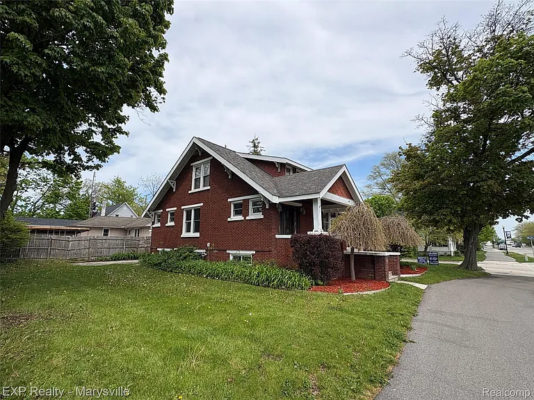 504 Clinton Ave — Photo 3