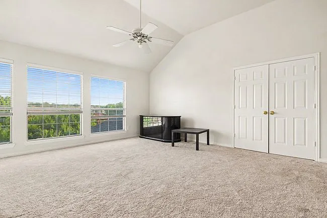 1027 Creek Bnd — Photo 14
