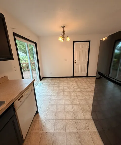 670 Roscoe Ave — Photo 13