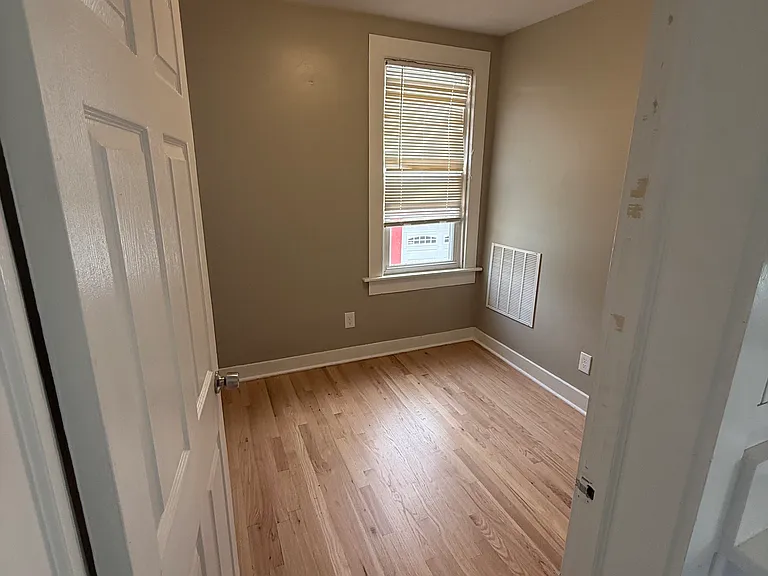 310 W Scott St #A — Photo 9