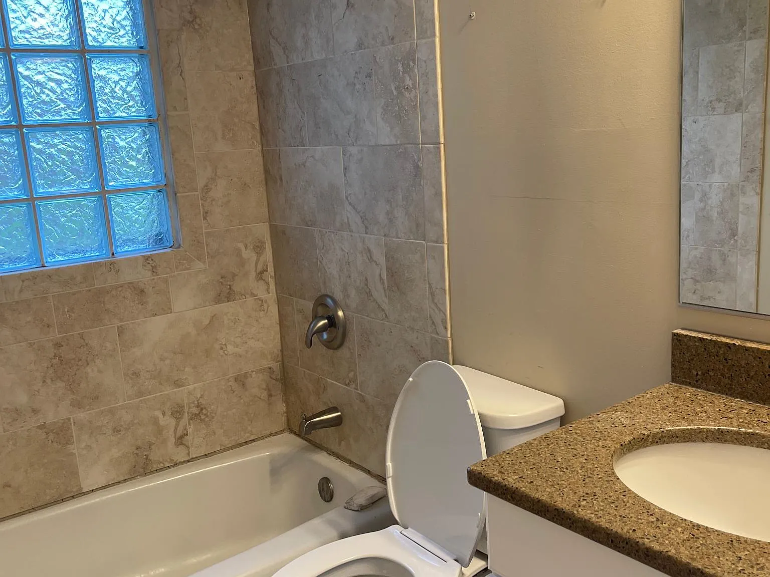 2 bed, 1000 sqft, $1,400 — Photo 4