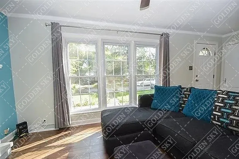 3 bed, 1.0 bath, 1170 sqft, $1,300 — Photo 3