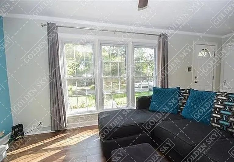 2605 N Maplewood Ave — Photo 3