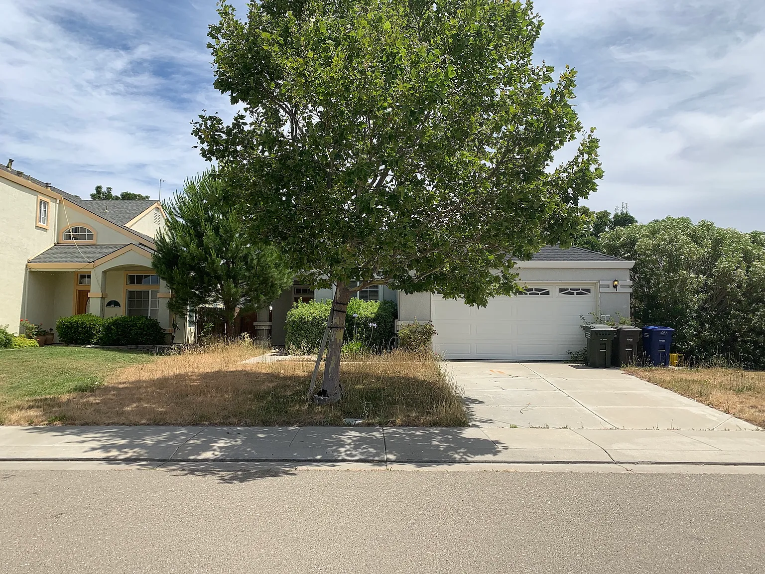 692 Anderson Way photo 1