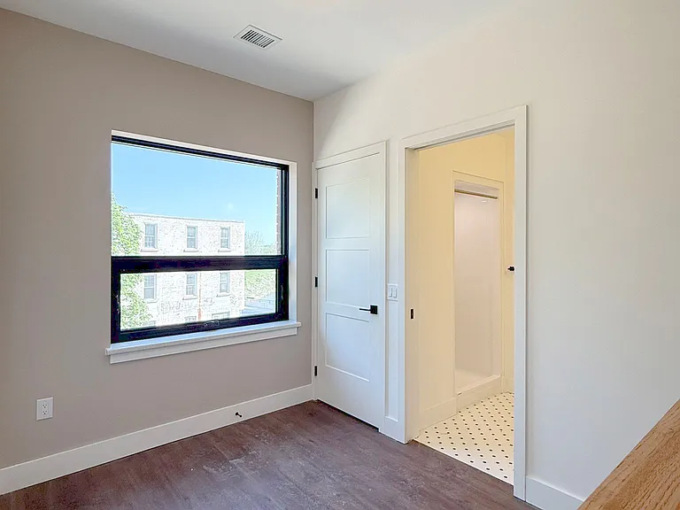 604 Queen St S #202 — Photo 4