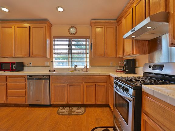 5th image of 19245 Taylor Ave