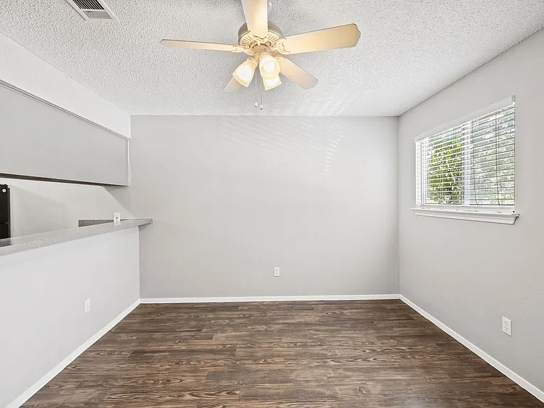 Awesome open Studio Apartments Close to Downtown — Photo 24