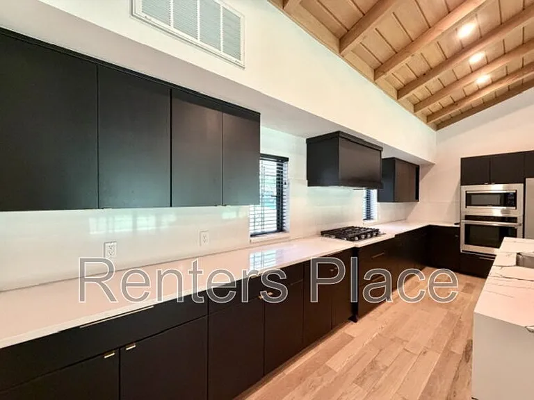2616 E 58th St S — Photo 7