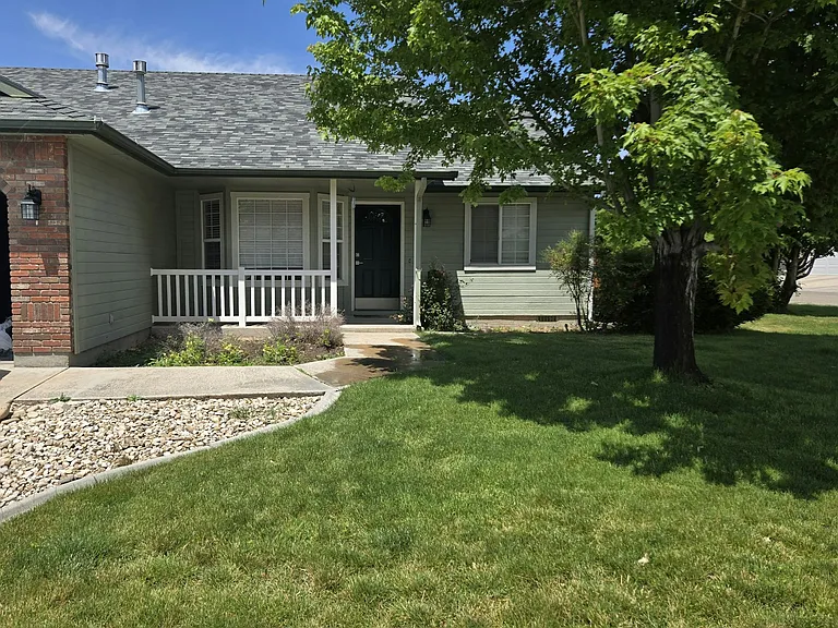 2000 E Doberman Dr #1 — Photo 2
