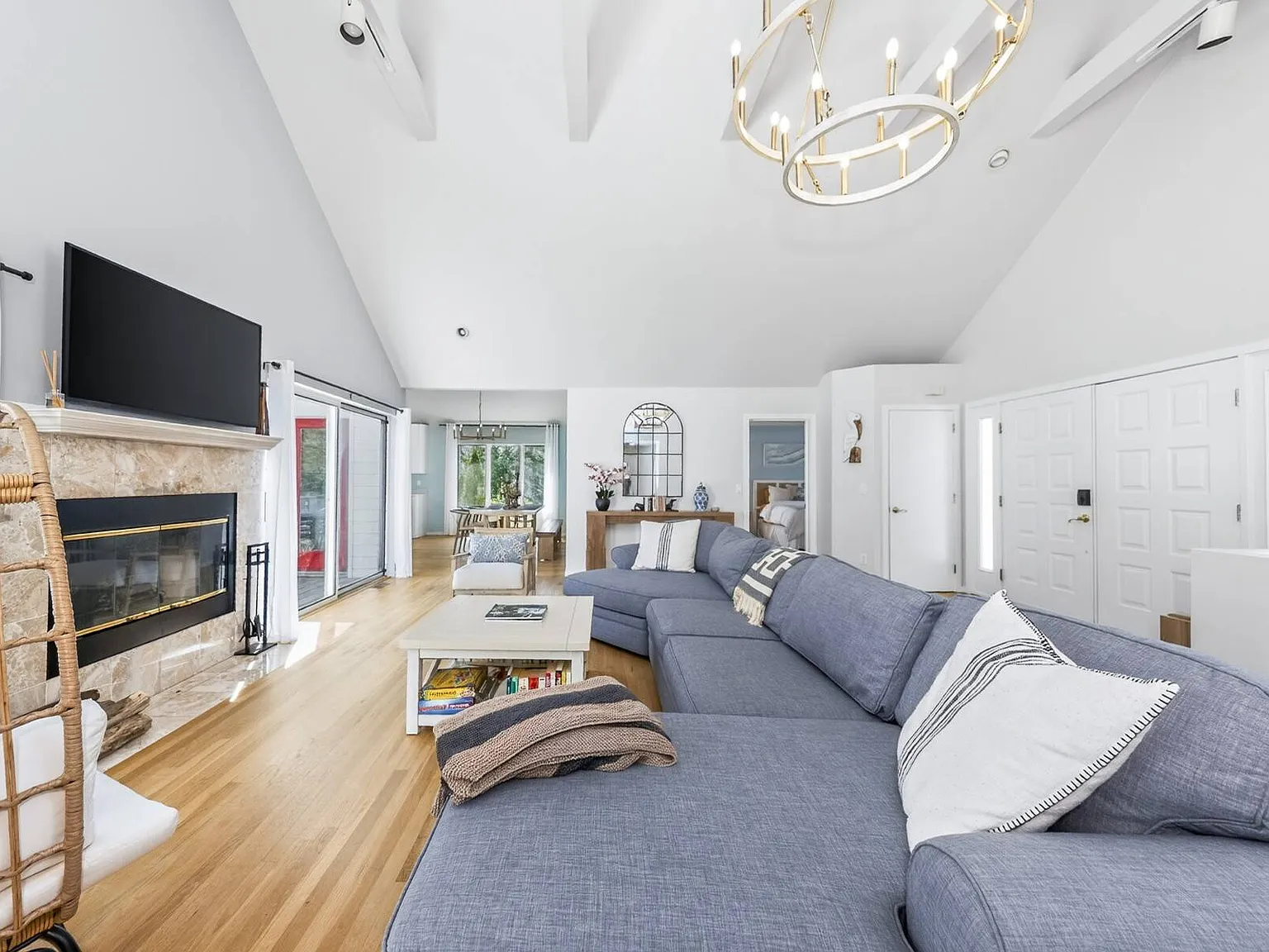 Private and Spacious Summer Escape — Photo 4