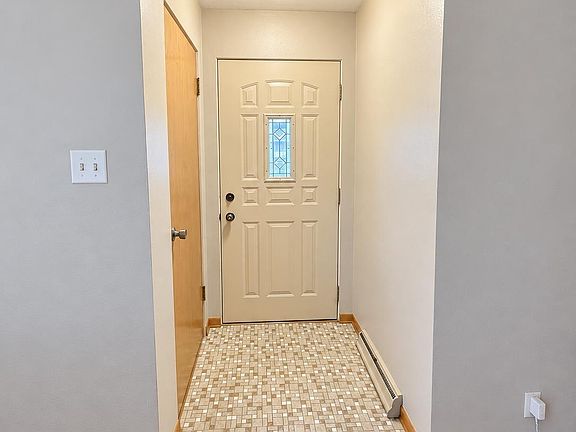 4th image of 716 W 12th St