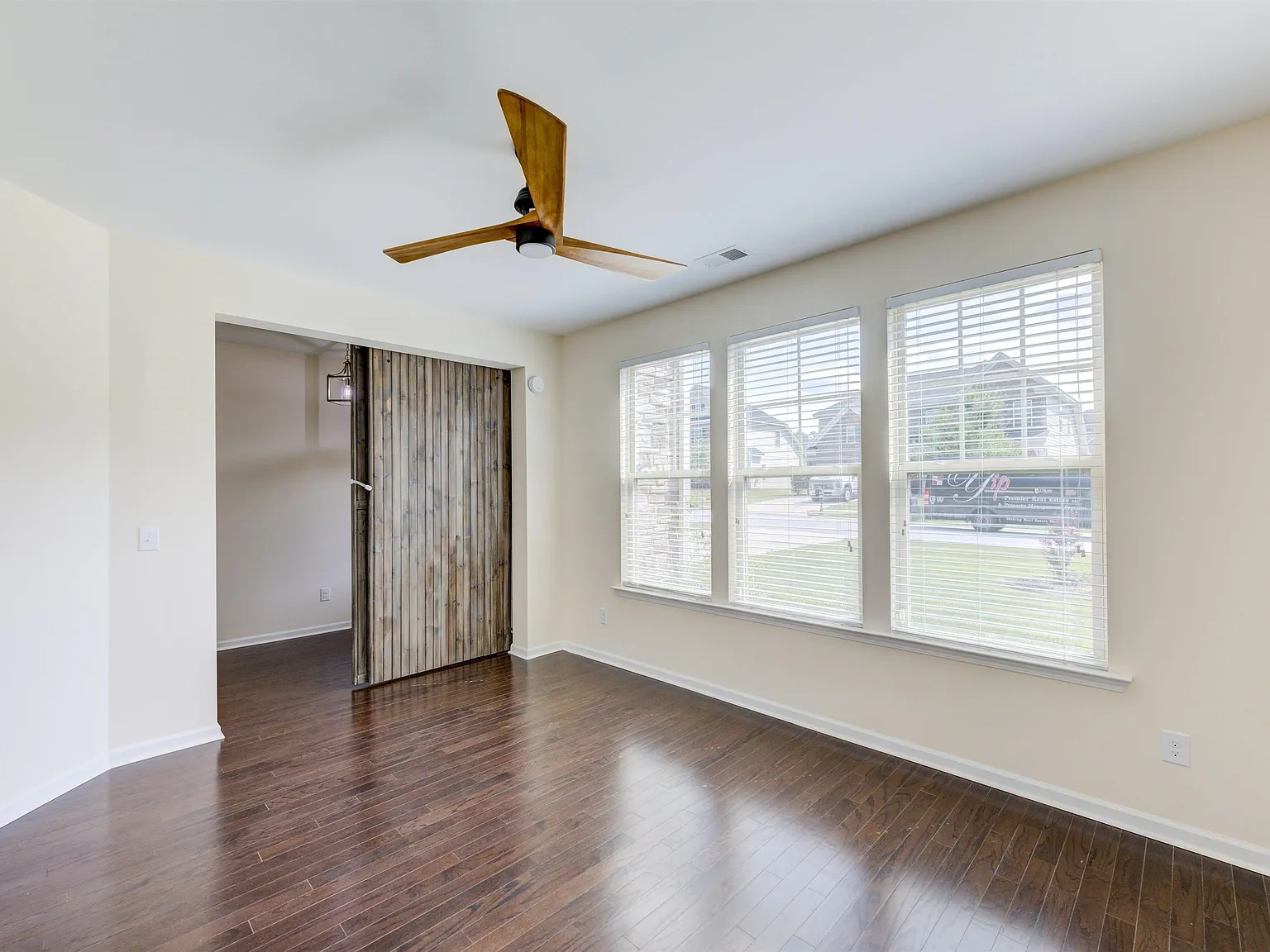 5 bed, 4126 sqft, $3,495 — Photo 3