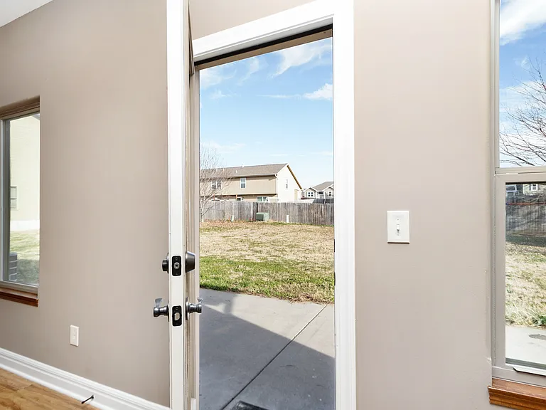 913 Dagen Ln — Photo 26