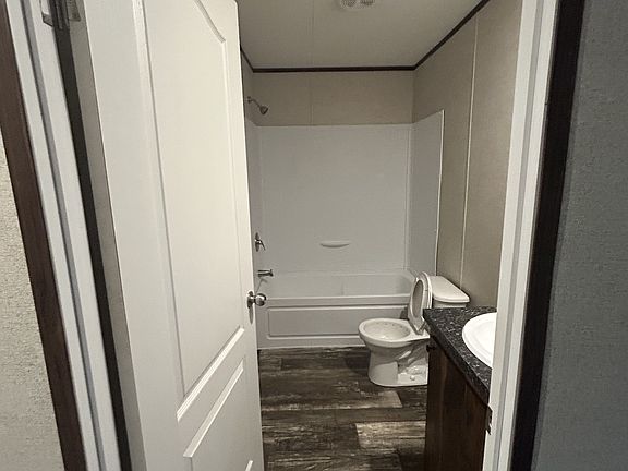 5th image of 211 Addison St