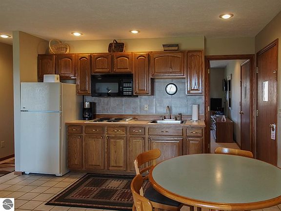 4th image of 741 Maplewood Ln #12