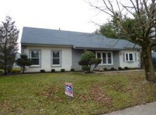 19 Eisenhower Ln, Sicklerville, NJ 08081