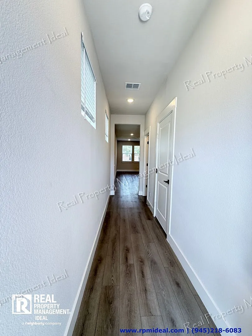 3 bed, 2.5 bath, 1891 sqft, $2,090 — Photo 3