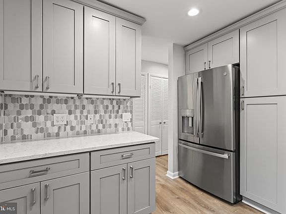 5th image of 1671 Kenwood Ave