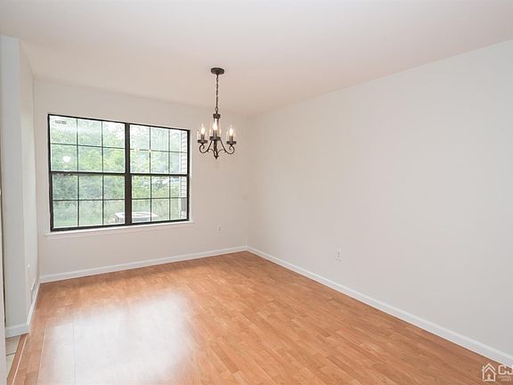 5th image of 248 Hampshire Ct
