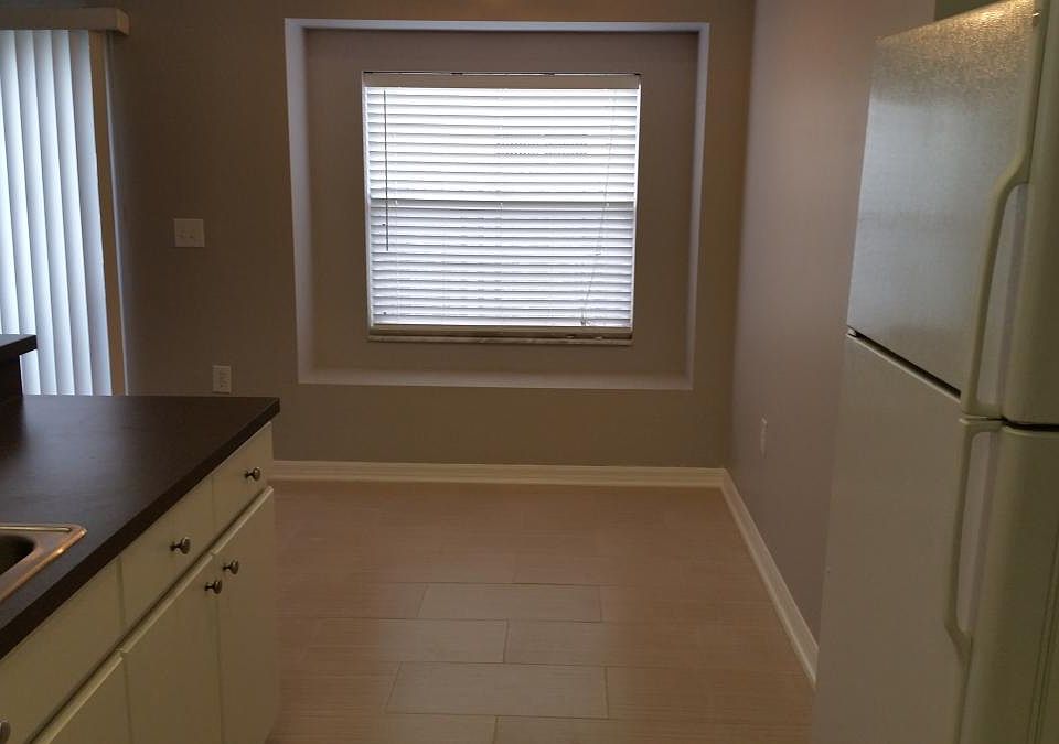 nook/dining area with window seat