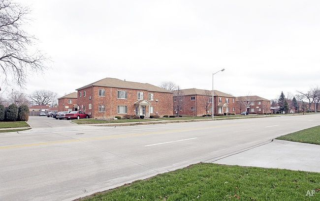 2nd image of 22735 E 9 Mile Rd APT 2