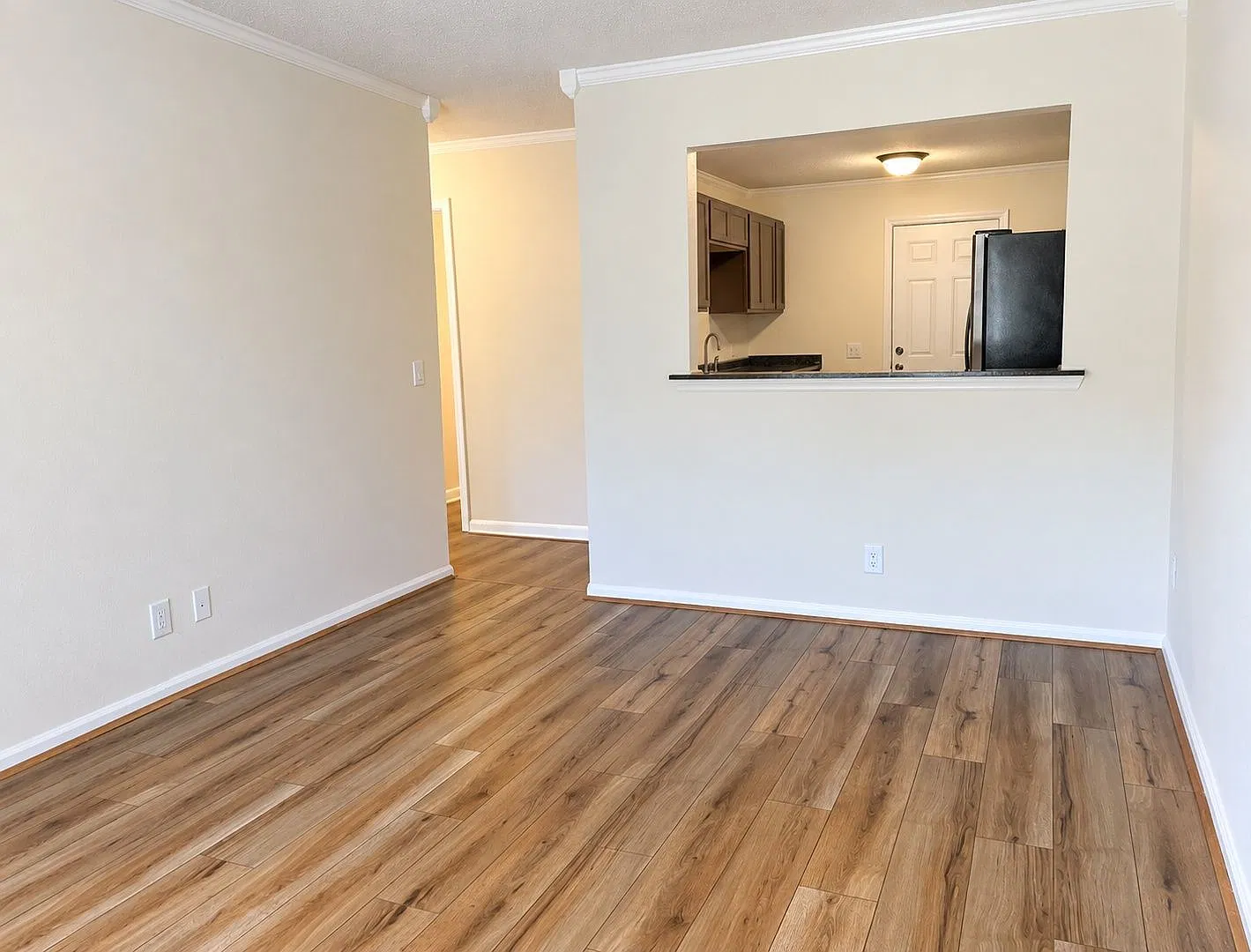 2 bed, 1.0 bath, 814 sqft, $1,050 — Photo 2