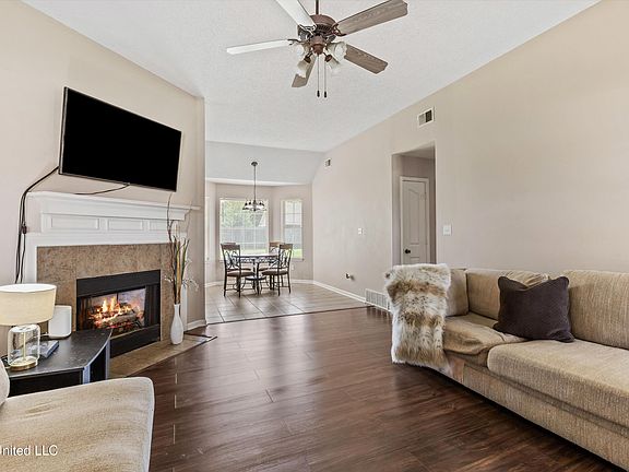 5th image of 7433 Jennifer Dr