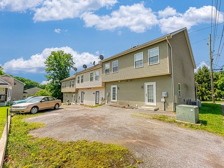 138 Putnam St — Photo 30