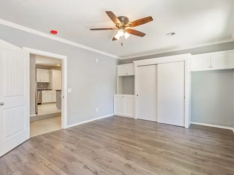 1037 Mobile Cir — Photo 11