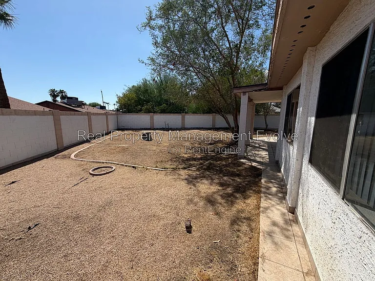 513 E Wickieup Ln — Photo 19